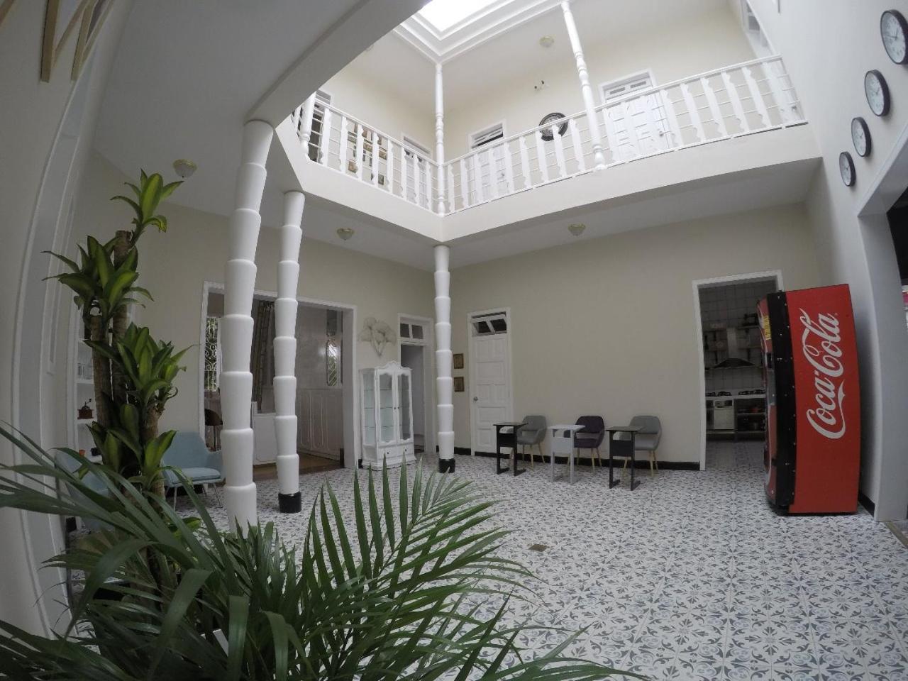 Nomad Hostel Медельин Экстерьер фото
