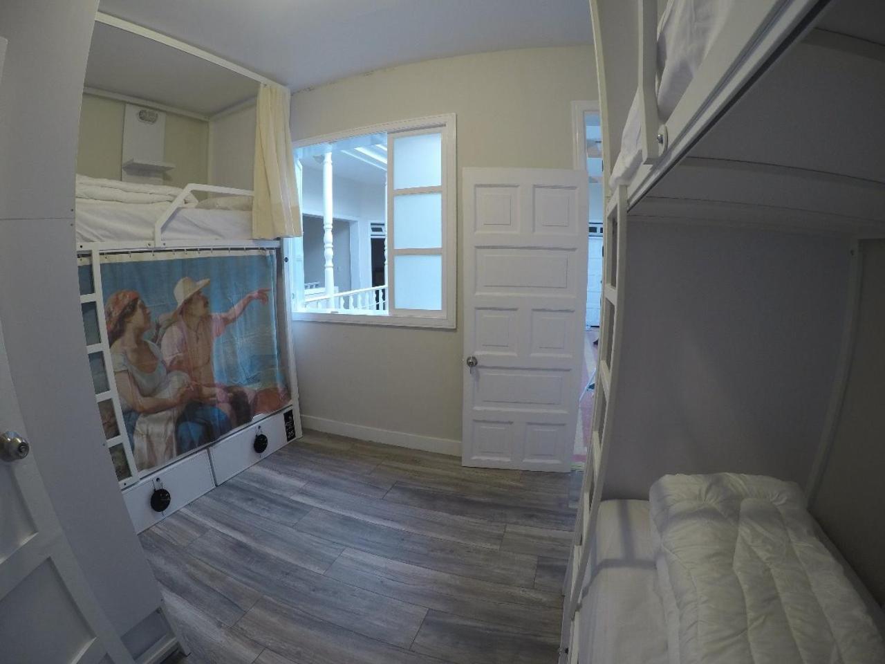 Nomad Hostel Медельин Экстерьер фото